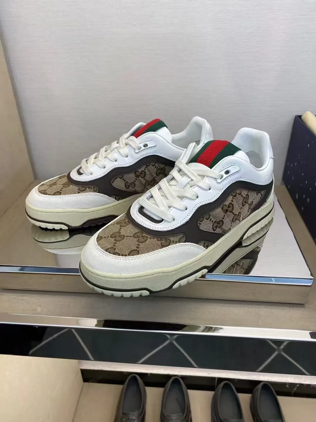 Men's Men's Shoes 💰440 [New Style] 🎍🎍Gucci - New Men's Shoes GUCCI [Lightning] The latest shoes are shipped. Original quality, fashionable, made of special materials, sheepskin lining, brand new packaging. The foot feels super comfortable and the workmanship is impeccable. Size: Male 38-44 (45 can be customized